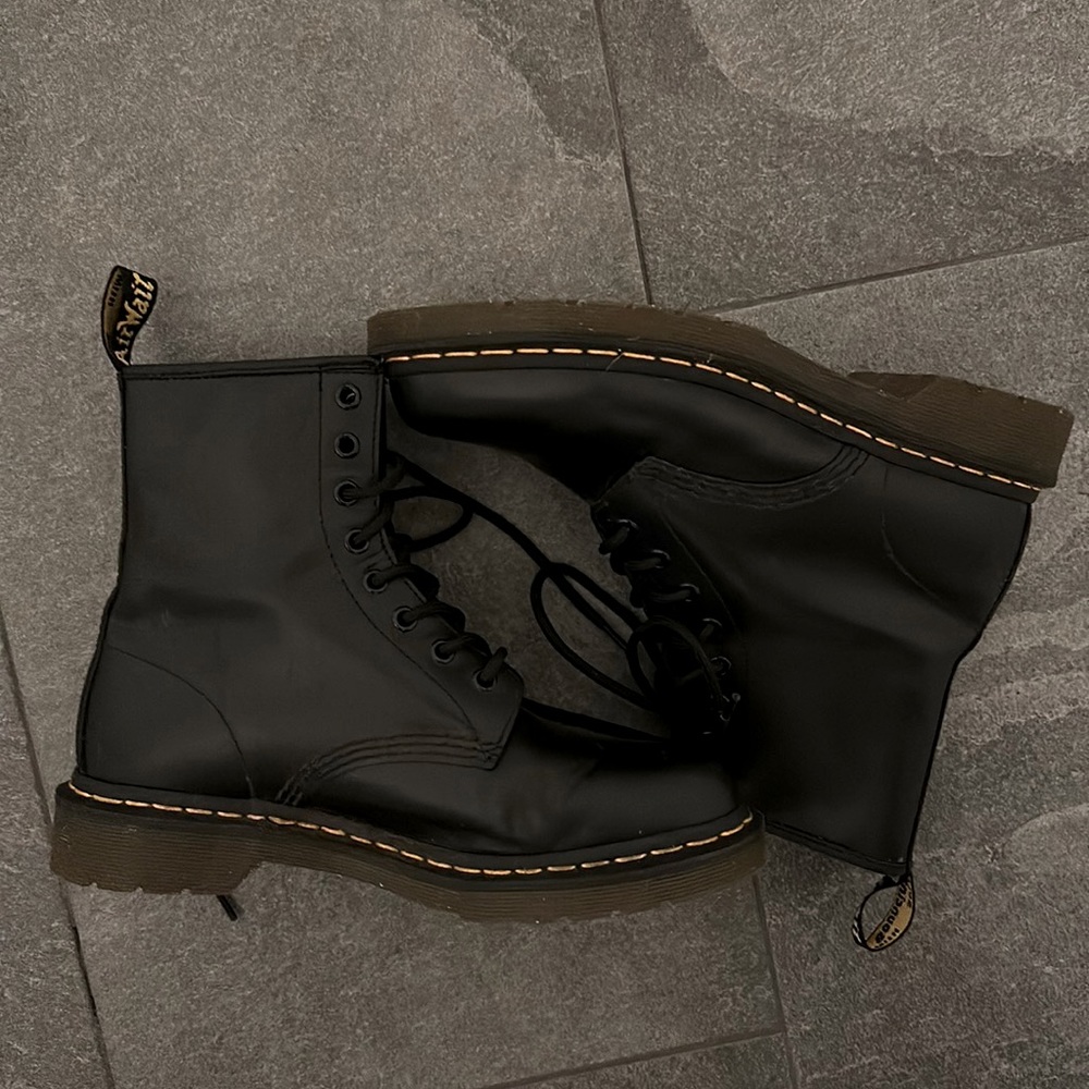 Brand new classic dr. martens in black - never worn